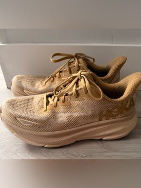 HOKA Clifton 9 Running Shoes – Women’s Size 9